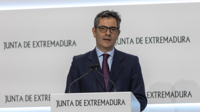 El ministro de la Presidencia, Relaciones con la Cortes y Memoria Democrática, Félix Bolaños, en rueda de prensa tras la reunión mantenida con el presidente de la Junta de Extremadura, Guillermo Fernández Vara, este jueves en Mérida. EFE/ Jero Morales
