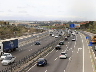 Vistas desde Madrid de los atascos en la A-5 camino de Badajoz este viernes cuando da comienzo la operación especial de tráfico con motivo de las vacaciones de Semana Santa, en las que se prevén 16 millones de desplazamientos por carretera. EFE/ Zipi