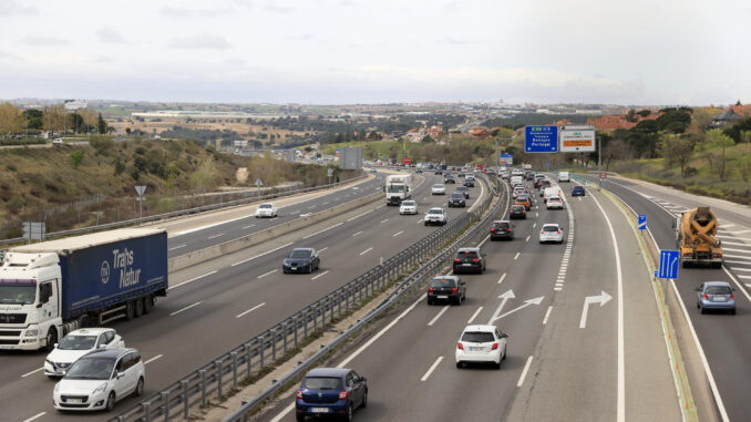 Vistas desde Madrid de los atascos en la A-5 camino de Badajoz este viernes cuando da comienzo la operación especial de tráfico con motivo de las vacaciones de Semana Santa, en las que se prevén 16 millones de desplazamientos por carretera. EFE/ Zipi