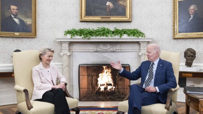 La presidenta de la Comisión Europea (CE), Ursula von der Leyen (i), se reúne con el presidente de EE.UU., Joe Biden (d), este 10 de marzo de 2023, en la Casa Blanca, Washington. EFE/Bonnis Cash/Pool
