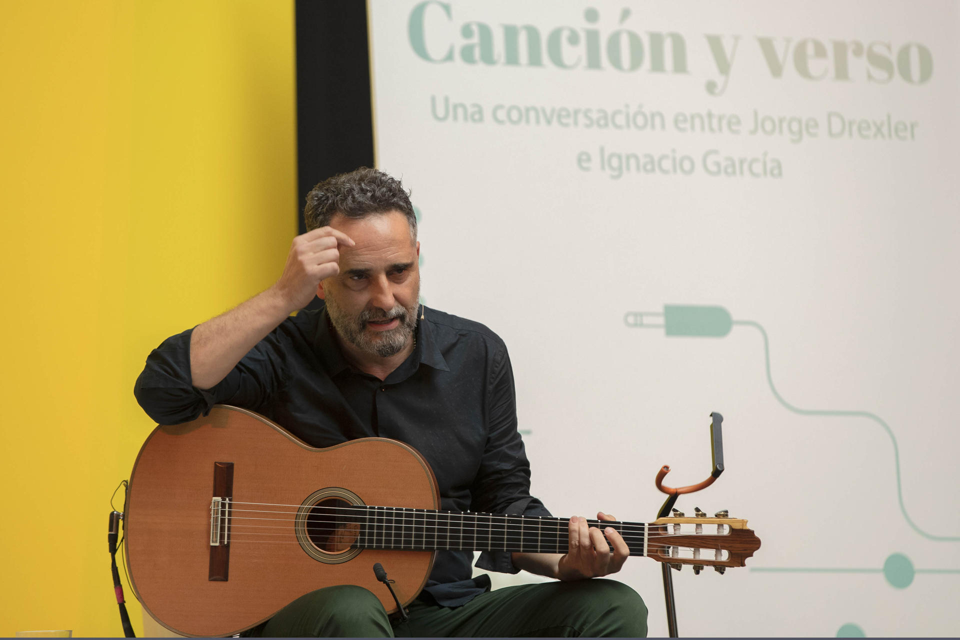 El músico Jorge Drexler en el escenario en el IX Congreso Internacional de la Lengua de Cádiz, en el Aulario La Bomba. EFE/Jorge Zapata
