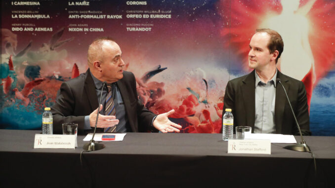 El director artístico del Teatro Real, Joan Matabosch (i) y el director del New York City Ballet Jonathan Stafford (d) durante la presentación de las cinco funciones que la compañía norteamericana ofrecerá en el Teatro Real de Madrid, entre el 23 y 26 de marzo, este miércoles en la capital. EFE/Eduardo Oyana
