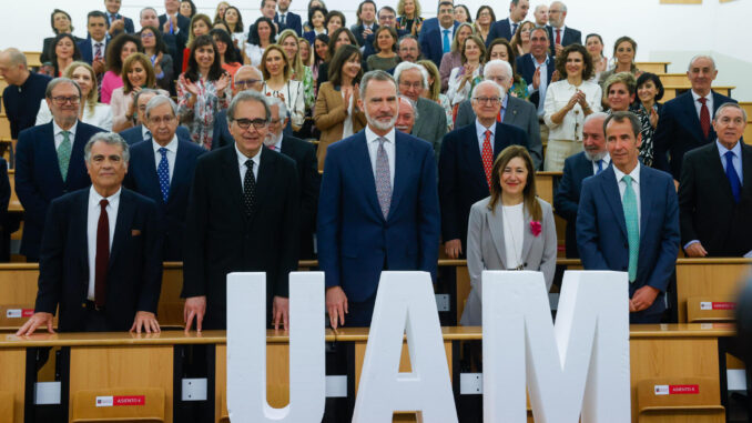 El rey Felipe VI (c) asiste a un acto conmemorativo del 30 aniversario de su licenciatura en Derecho, este jueves en la facultad de Derecho de la Universidad Autónoma de Madrid. EFE/ Juan Carlos Hidalgo
