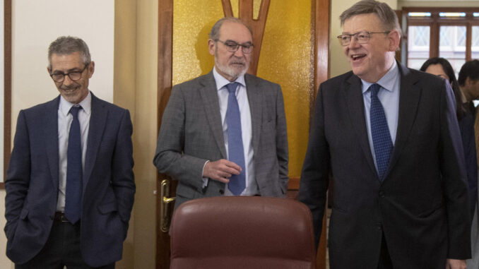 El president de la Generalitat, Ximo Puig (d), a su llegada la reunión con representantes de la patronal cerámica Ascer y de ANFFECC. EFE/Domenech Castelló
