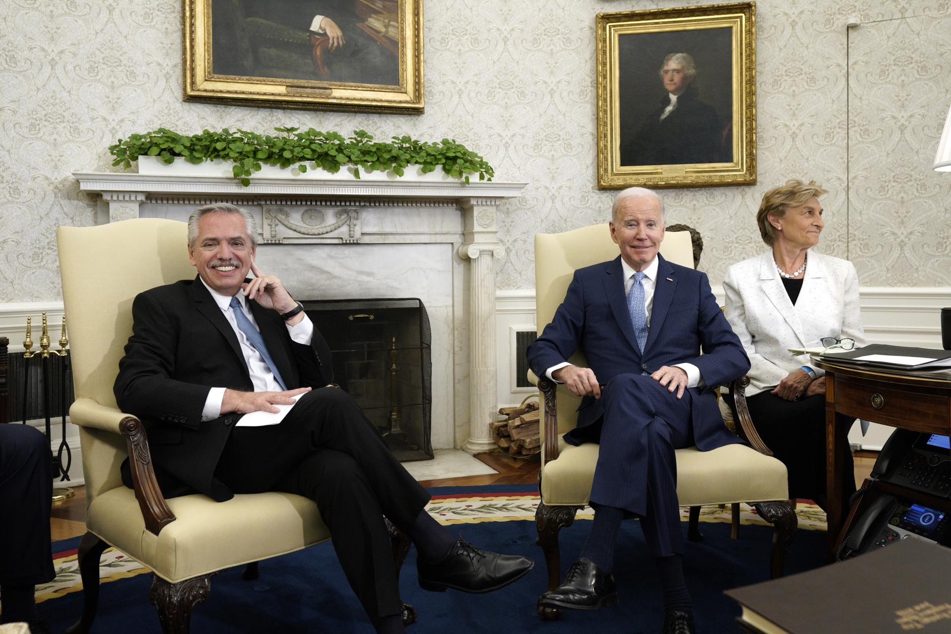 El presidente de Estados Unidos, Joe Biden (der.), se reúne con el mandatario argentino, Alberto Fernández, en la Oficina Oval de la Casa Blanca, este 29 de marzo de 2023. EFE/EPA/Yuri Gripas / Pool
