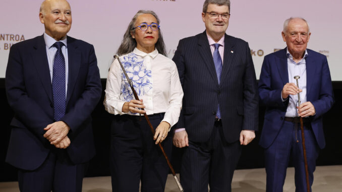 El director de la obra social de la BBK Gorka Martínez, (i) junto al alcalde de Bilbao, Juan Mari Aburto, (2d) en el acto de entrega de los Premios BBK Gutun Zuria Bilbao al escritor vasco Anjel Lertxundi (d) y a la autora mexicana Cristina Rivera Garza, (2i) dos referentes de la creación literaria local e internacional. EFE/Luis Tejido
