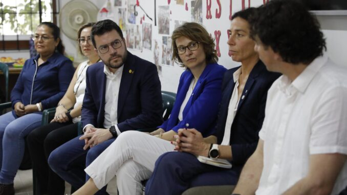 El presidente de Cataluña, Pere Aragonès, conversa con integrantes del colectivo Orlando Fals Borda hoy, en Villavicencio (Colombia). El presidente de la región autónoma española de Cataluña, Pere Aragonès, anunció este domingo un fortalecimiento de la cooperación catalana con Colombia, centrada en la paz y la protección de los derechos humanos, que apoyará con financiación la búsqueda de víctimas de desaparición forzada durante el conflicto armado. EFE/ Carlos Ortega
