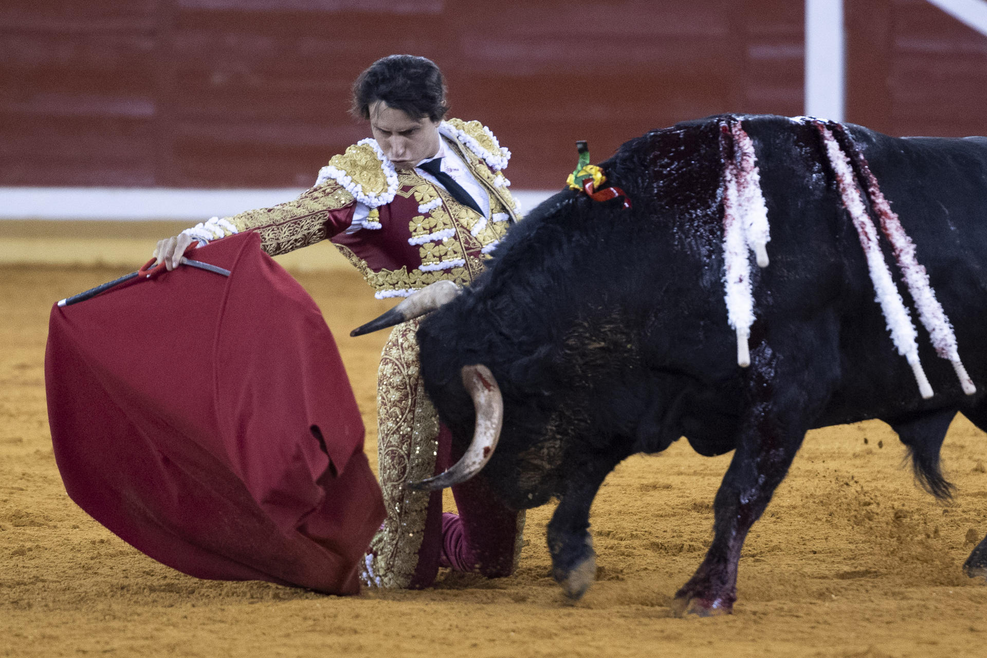 El diestro peruano Andrés Roca Rey en la faena a su segundo durante la tradicional Corrida de Primavera de la Feria del Milagro este sábado en Illescas, Toledo. EFE/Ismael Herrero
