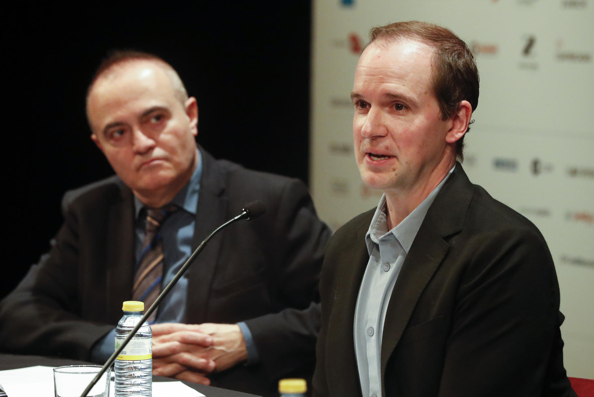 El director del New York City Ballet Jonathan Stafford (d) y el director artístico del Teatro Real, Joan Matabosch (i), durante la presentación de las cinco funciones que la compañía norteamericana ofrecerá en el Teatro Real de Madrid, entre el 23 y 26 de marzo, este miércoles en la capital. EFE/Eduardo Oyana
