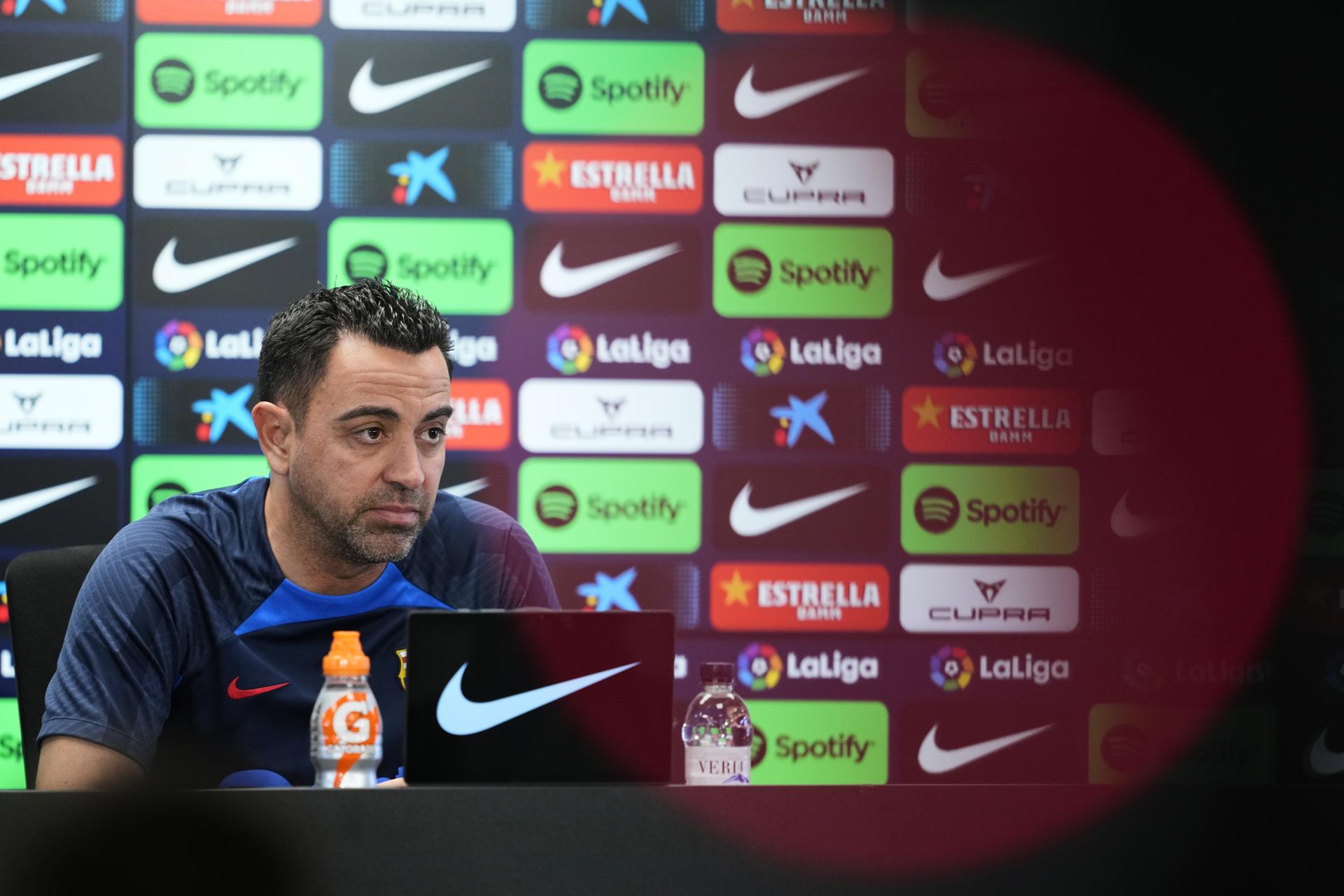 El técnico del FC Barcelona, Xavi Hernández, durante la rueda de prensa que ha ofrecido tras el entrenamiento realizado por la plantilla barcelonista este viernes en la Ciudad Deportiva Joan Gamper para preparar el partido de liga que disputarán en el estadio  Martínez Valero ante el Elche CF.EFE/ Alejandro García
