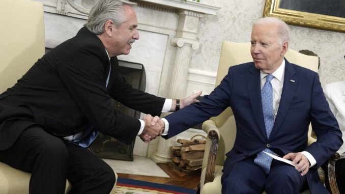 El presidente de Estados Unidos, Joe Biden (der.), se reúne con el mandatario argentino, Alberto Fernández, en la Oficina Oval de la Casa Blanca, este 29 de marzo de 2023. EFE/EPA/Yuri Gripas / Pool
