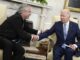 El presidente de Estados Unidos, Joe Biden (der.), se reúne con el mandatario argentino, Alberto Fernández, en la Oficina Oval de la Casa Blanca, este 29 de marzo de 2023. EFE/EPA/Yuri Gripas / Pool