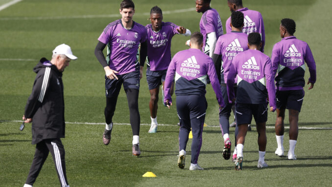 El entrenador italiano del Real Madrid, Carlo Ancelotti, durante el entrenamiento que el equipo realizó en la Ciudad Deportiva de Valdebebas en Madrid. EFE/Javier Lizón
