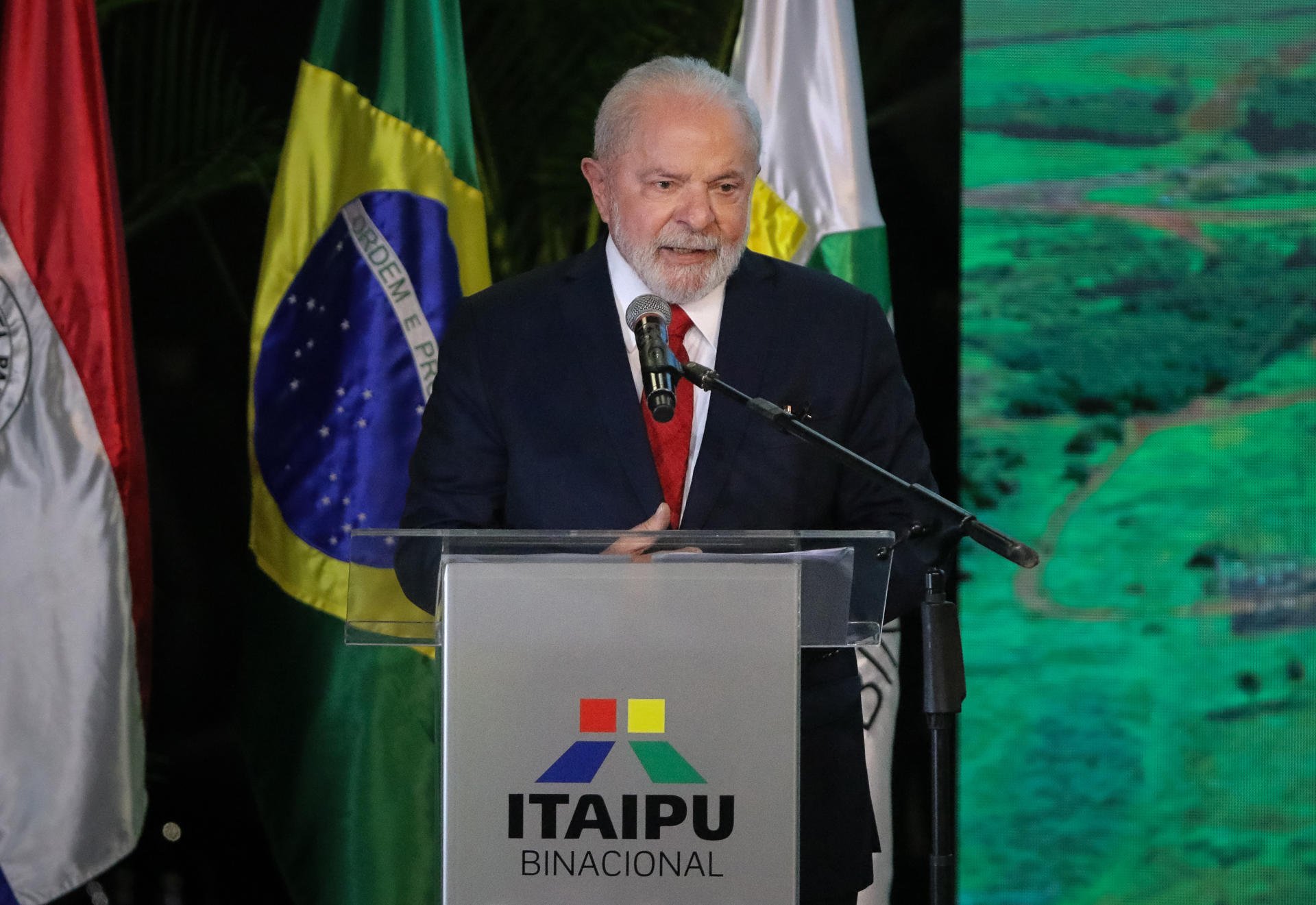 El presidente de Brasil Luiz Inácio Lula da Silva habla hoy, en un evento de la hidroeléctrica Itaipú, en Foz de Iguazú (Brasil). EFE/Rubén Peña
