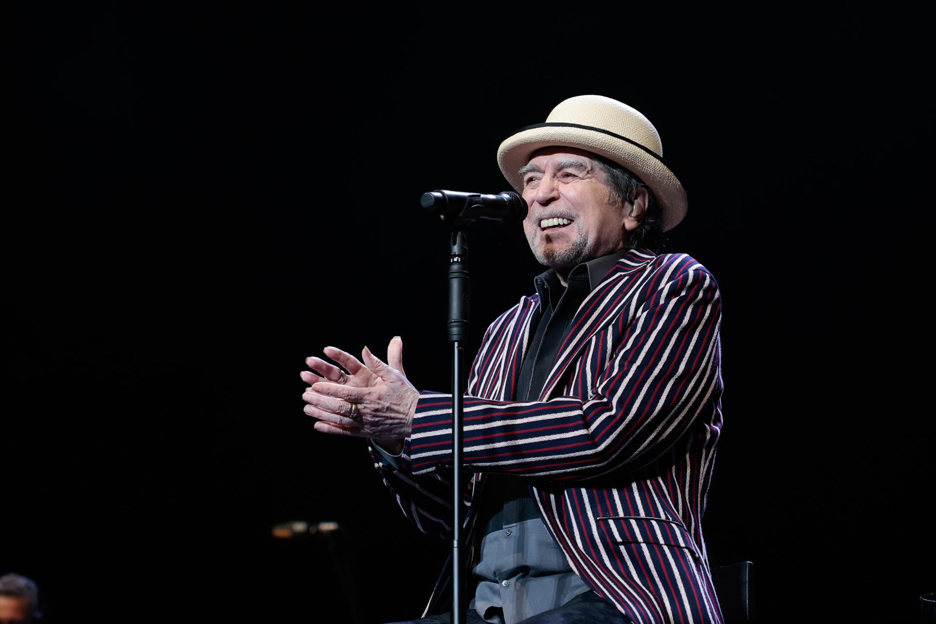 El cantante español Joaquín Sabina se presenta hoy, durante un concierto de su gira "Contra todo pronóstico", en Buenos Aires (Argentina). EFE/ Juan Ignacio Roncoroni
