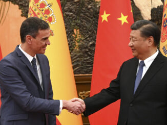 El presidente del Gobierno español, Pedro Sánchez, y el presidente chino, Xi Jinping, se dan la mano durante su reunión este viernes en el Gran Palacio de Pekín. EFE/ Moncloa/ Borja Puig De La Bellacasa HANDOUT ATTENTION EDITORS:  HANDOUT EDITORIAL USE ONLY/NO SALES/ IMAGE TO BE USED ONLY IN RELATION TO THE STATED EVENT (MANDATORY CREDIT)