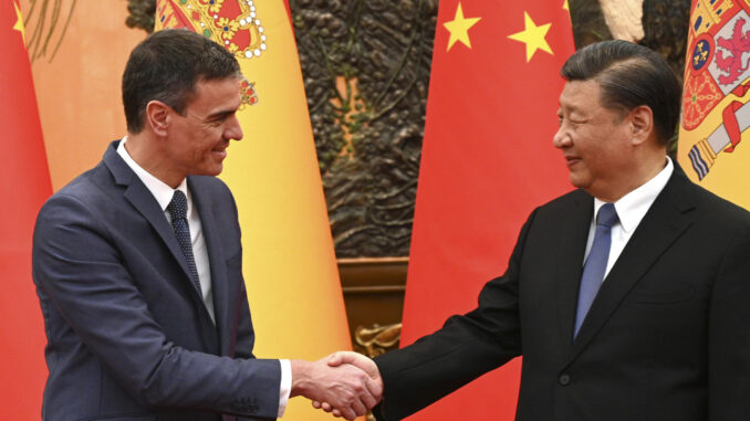 El presidente del Gobierno español, Pedro Sánchez, y el presidente chino, Xi Jinping, se dan la mano durante su reunión este viernes en el Gran Palacio de Pekín. EFE/ Moncloa/ Borja Puig De La Bellacasa HANDOUT ATTENTION EDITORS:  HANDOUT EDITORIAL USE ONLY/NO SALES/ IMAGE TO BE USED ONLY IN RELATION TO THE STATED EVENT (MANDATORY CREDIT)
