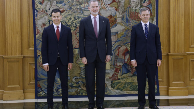 El rey Felipe posa junto a los nuevos ministros de  Sanidad, José Manuel Miñones (d), y de Industria, Comercio y Turismo, Héctor Gómez (i), tras el acto de promesa de sus nuevos cargos este martes en el Palacio de la Zarzuela. EFE/Chema Moya
