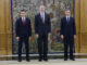 El rey Felipe posa junto a los nuevos ministros de  Sanidad, José Manuel Miñones (d), y de Industria, Comercio y Turismo, Héctor Gómez (i), tras el acto de promesa de sus nuevos cargos este martes en el Palacio de la Zarzuela. EFE/Chema Moya