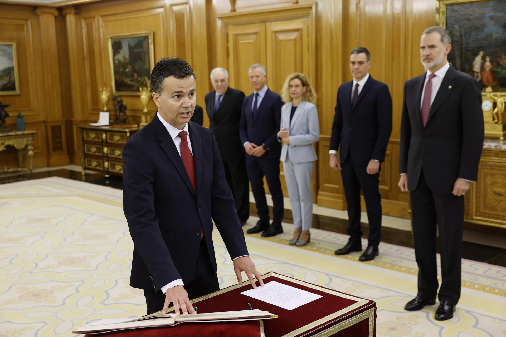 El nuevo ministro de Industria, Comercio y Turismo, Héctor Gómez (i), promete su cargo ante el rey Felipe en un acto celebrado este martes en el Palacio de la Zarzuela al que han asistido el presidente del Gobierno, Pedro Sánchez (2d); la presidenta del Congreso, Meritxell Batet (3d); el presidente del Senado, Ander Gil (4d); el presidente del Consejo General del Poder Judicial, Rafael Mozo, y el presidente del TC, Cándido Conde-Pumpido (5d). EFE/Chema Moya
