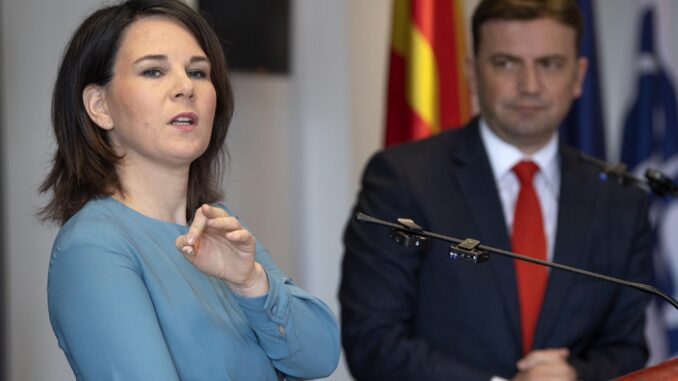 La jefa de la diplomacia alemana, Annalena Baerbock, junto a su colega de Macedonia del Norte, Bujar Osmani, hoy en Skopje. EFE/EPA/GEORGI LICOVSKI
