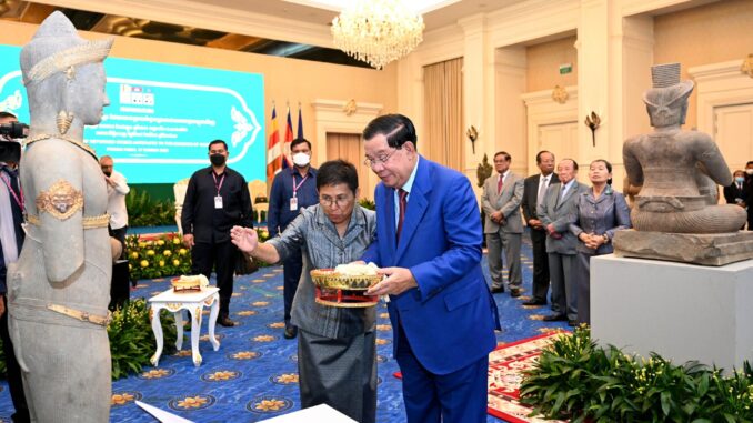 Fotografía proporcionada por el Gobierno camboyano que muestra al primer ministro, Hun Sen, durante la ceremonia de celebración este viernes de la devolución de decenas de joyas expoliadas de monumentos y templos centenarios del Imperio de Angkor. EFE/EPA/Kok Ky / HANDOUT HANDOUT EDITORIAL USE ONLY/NO SALES
