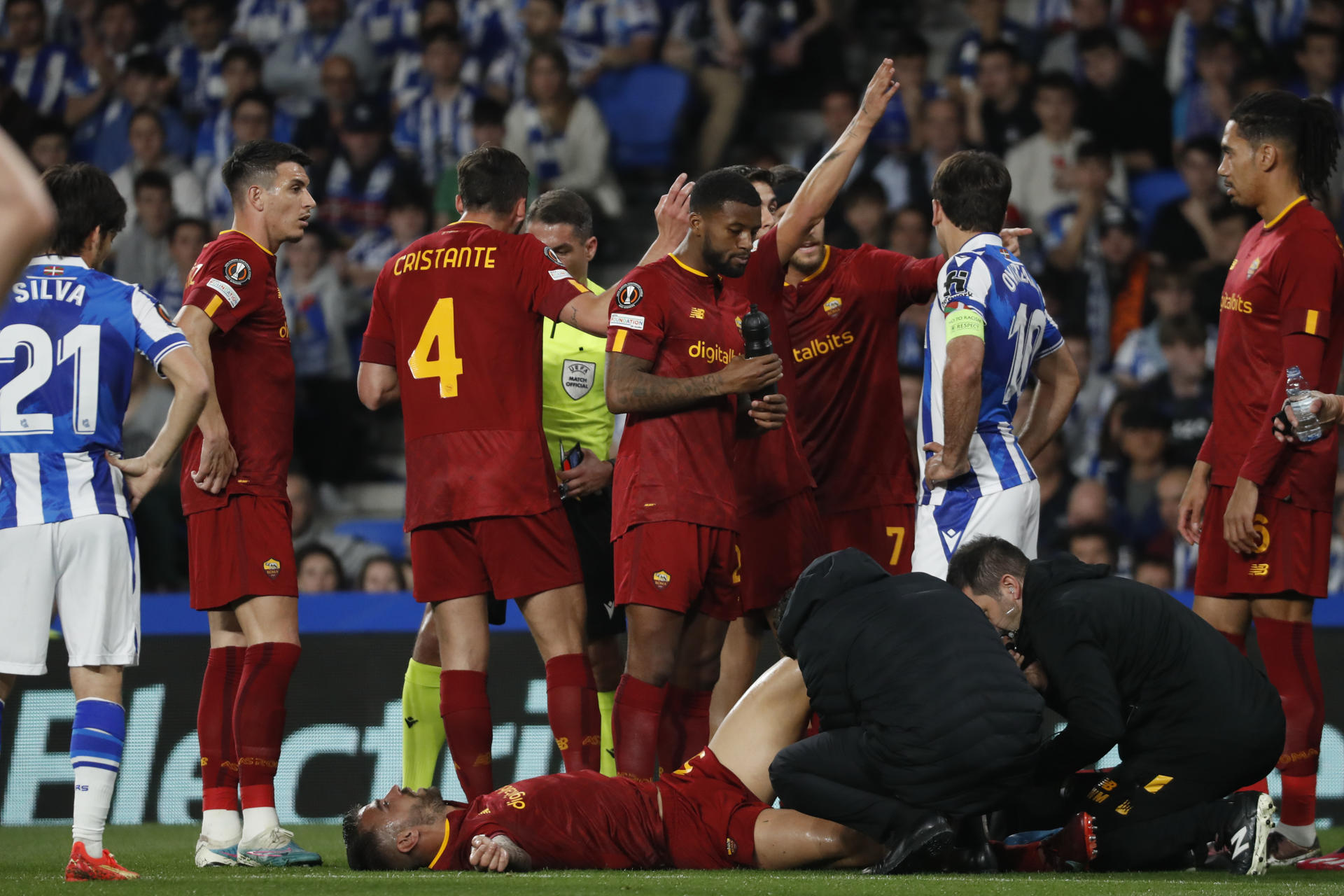 El cuerpo médico del AS Roma asiste al defensa italiano Leonardo Spinazzola (suelo) durante el partido de octavos de final de la Europa League que ambos equipos disputan este jueves en el estadio Reale Arena de San Sebastián (Euskadi). EFE/ Javier Etxezarreta
