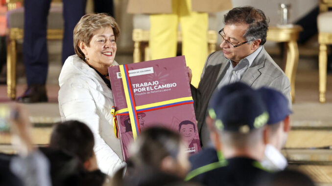 La ministra del Trabajo, Gloria Inés Ramírez Ríos (i), y el presidente de Colombia, Gustavo Petro, participan en un acto simbólico con motivo de la radicación de la ley de la reforma laboral hoy, en Bogotá (Colombia). EFE/Mauricio Dueñas Castañeda
