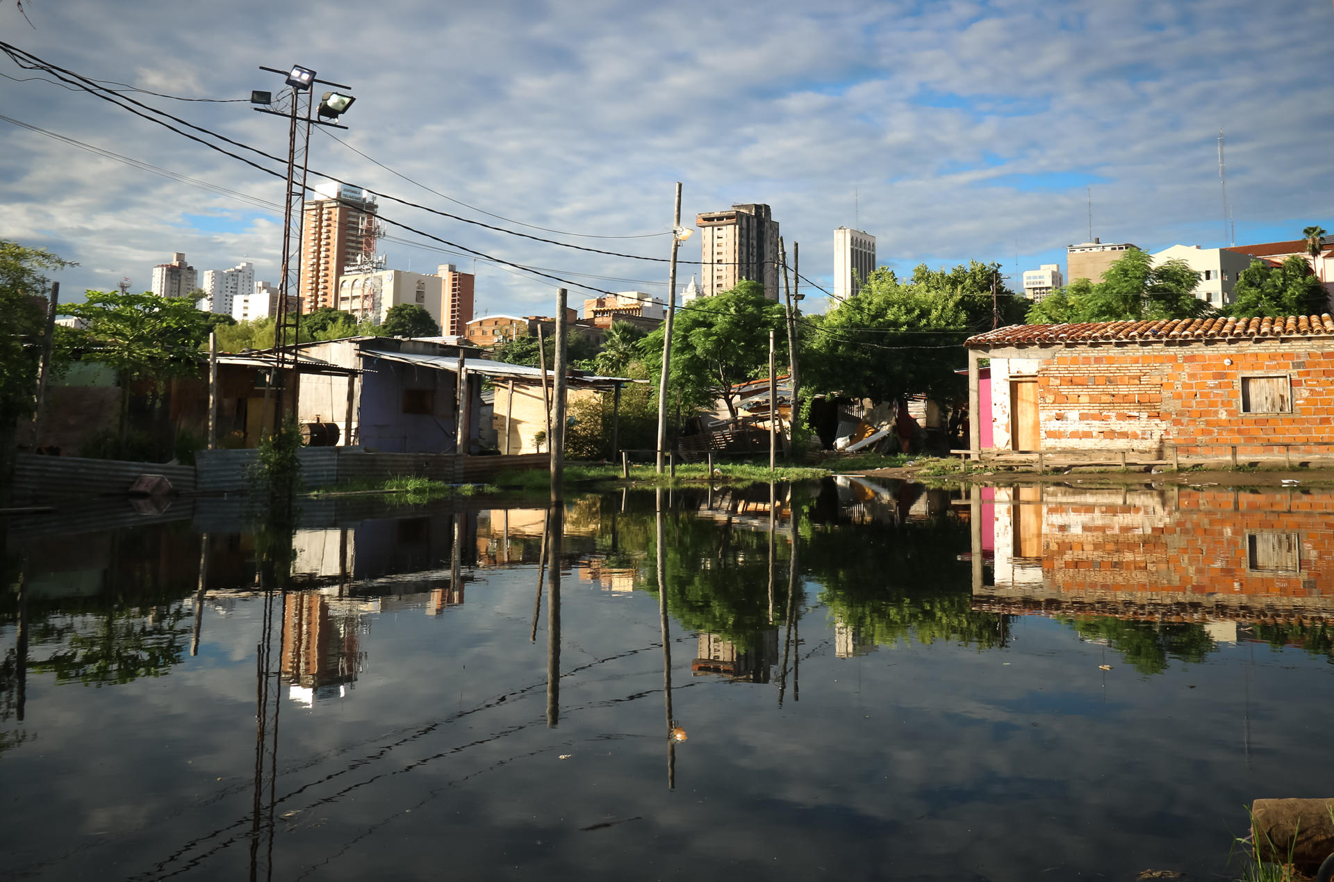 Fotografía de una inundación en el barrio La Chacarita, a la orilla de la bahía de Asunción (Paraguay). EFE/ Rubén Peña
