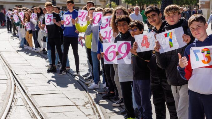 Cerca de 2.000 estudiantes han formado este martes en Sevilla una cadena humana de decimales del número pi (3,141592...) que ha llegado a abarcar una distancia próxima al kilómetro al conectar el Rectorado de la Universidad sevillana y la sede del Ayuntamiento, en el centro de la ciudad, organizada por el Consistorio, la Universidad hispalense y la SAEM (Sociedad Andaluza de Educación Matemática). EFE/Julio Muñoz
