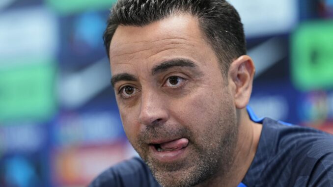 El técnico del FC Barcelona, Xavi Hernández, durante la rueda de prensa que ha ofrecido tras el entrenamiento que realizado la plantilla barcelonista este viernes en la Ciudad Deportiva Joan Gamper para preparar el partido de liga que disputarán en el estadio  Martínez Valero ante el Elche CF.EFE/ Alejandro García
