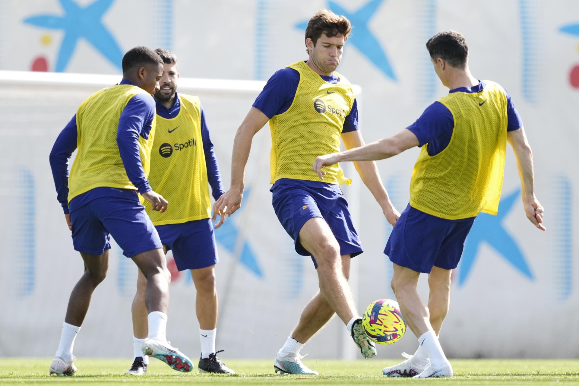 El delantero del FC Barcelona, Marcos Alonso, durante el entrenamiento que realiza la plantilla barcelonista en la Ciudad Deportiva Joan Gamper para preparar el partido de liga que disputarán en el estadio  Martínez Valero ante el Elche CF.EFE/ Alejandro García
