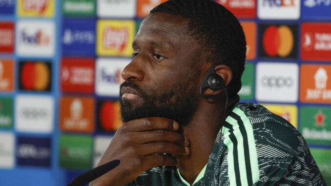 El centrocampista alemán del Real Madrid Antonio Rüdiger, durante la rueda de prensa porterior al entrenamiento que el equipo ha llevado a cabo en la Ciudad Deportiva de Valdebebas, previa al partido de Liga de Campeones que disputarán ante el Liverpool en el estadio Santiago Bernabéu de Madrid. EFE/ J.J.Guillen
