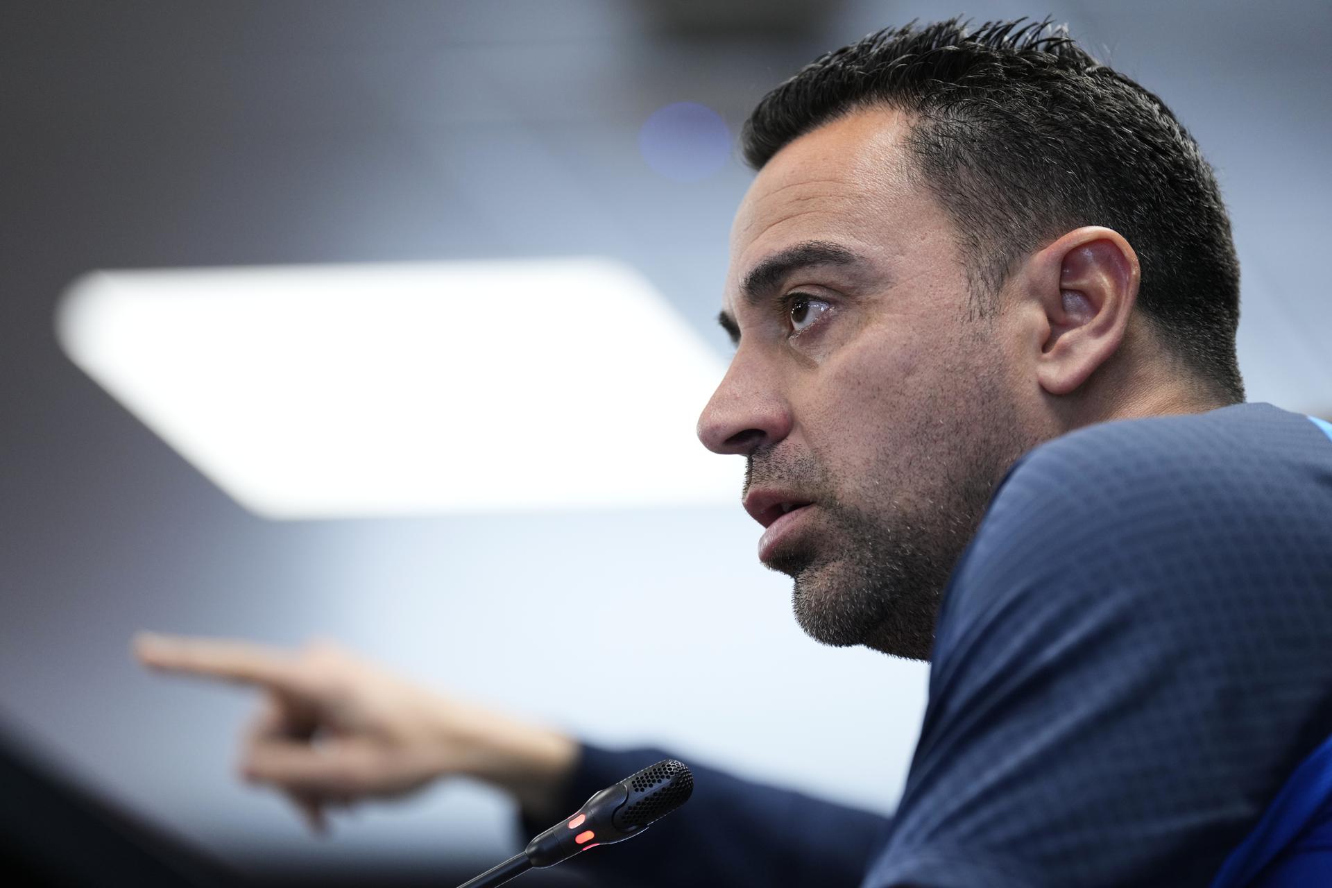 El técnico del FC Barcelona, Xavi Hernández, durante la rueda de prensa que ha ofrecido tras el entrenamiento que realizado la plantilla barcelonista en la Ciudad Deportiva Joan Gamper para preparar el partido de liga que disputarán mañana en el estadio  Martínez Valero ante el Elche CF.EFE/ Alejandro García
