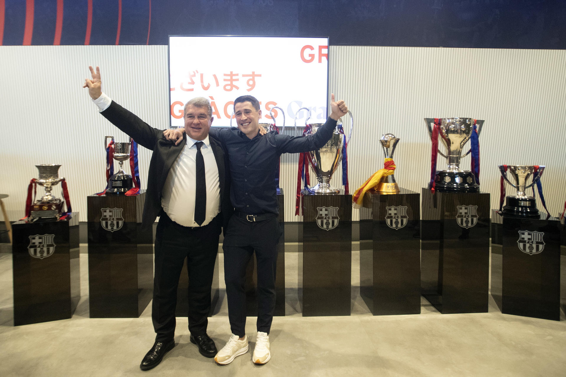 El delantero Bojan Krkic, de 32 años, junto al presidente del FC Barcelona, Joan Laporta, durante el acto celebrado en el Camp Nou en que ha anunciado su retirada del fútbol profesional después de dieciséis en el primer nivel, un periodo en el que asegura "haber aprendido a superar los miedos que nos creamos". EFE/Marta Pérez
