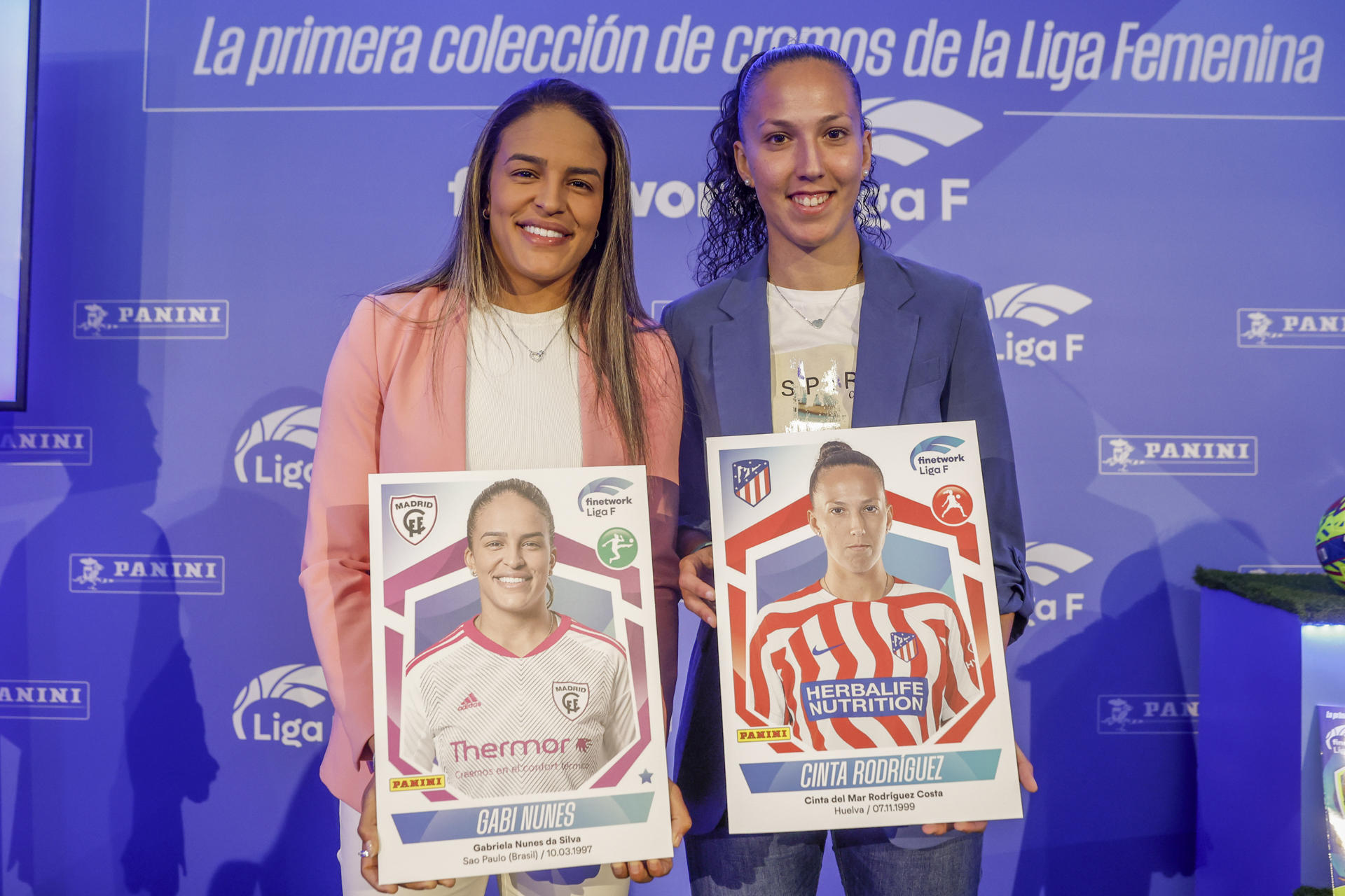 Las futbolistas brasileña Gabi Nunes y española Cinta Rodríguez posan con sus respectivos cromosdurante la presentación de la primera colección de cromos de la liga profesional femenina de fútbol en Madrid. EFE/ Daniel González
