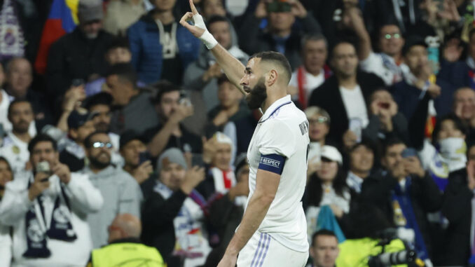 El delantero del Real Madrid Karim Benzema durante el partido de vuelta de los octavos de final de la Liga de Campeones que Real Madrid y Liverpool disputan en el estadio Santiago Bernabéu, en Madrid. EFE/ Juanjo Martín
