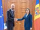 El presidente del Consejo Europeo, Charles Michel (L) saluda este martes en Chisinau a la presidenta de Moldova, Maia Sandu. EFE/EPA/DUMITRU DORU