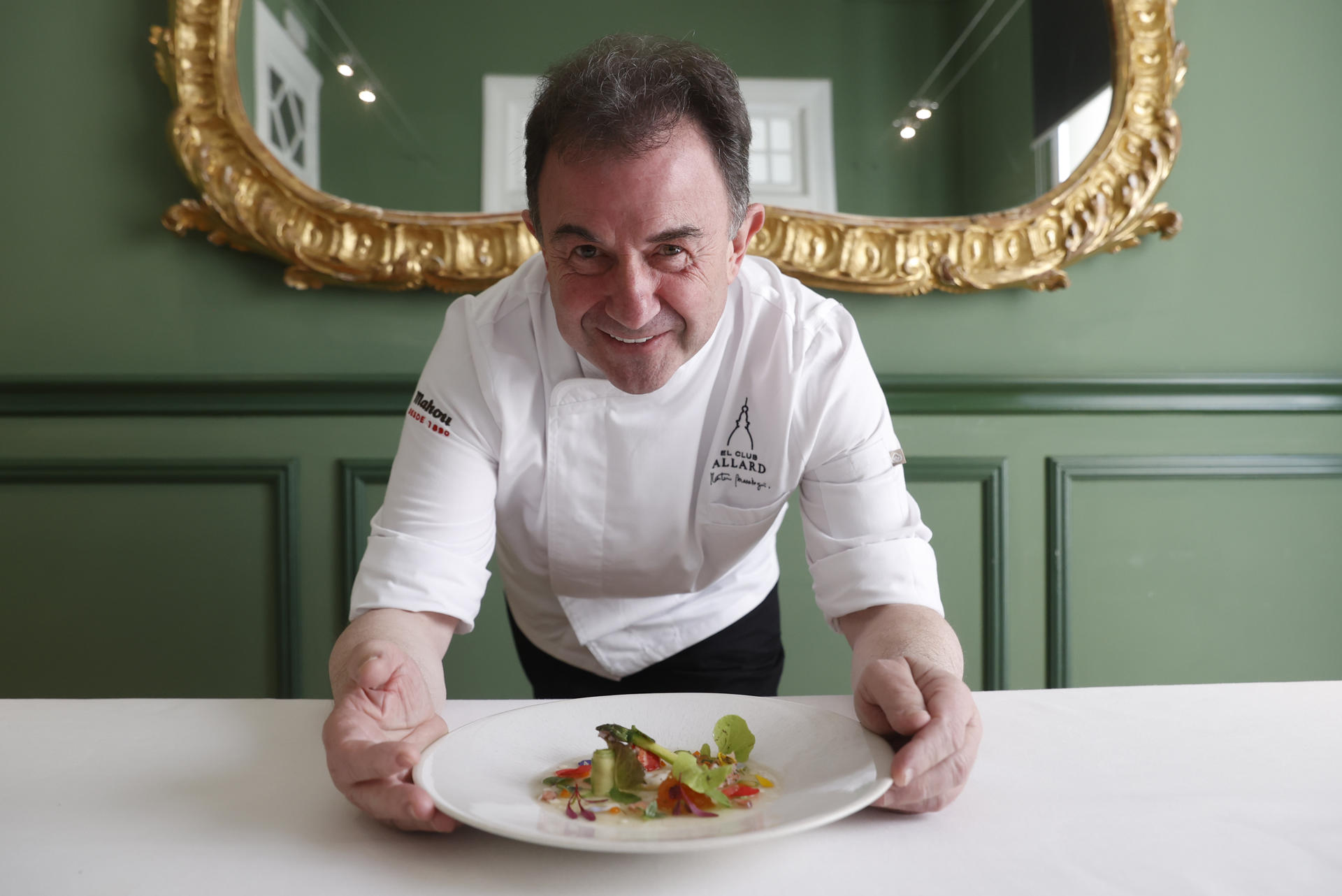 El chef Martín Berasategui posa durante una entrevista con EFE este martes en Madrid, tras asumir la dirección del restaurante El Club Allard, que tuvo dos estrellas Michelin, con la intención de recuperar su "peso en la historia culinaria de nuestro país". EFE/ Juan Carlos Hidalgo
