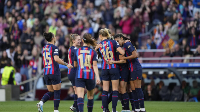 Las jugadoras del Barcelona celebran el 2-0 durante el encuentro de vuelta de cuartos de final de la Liga de Campeones femenina entre FC Barcelona y AS Roma, en el estadio Camp Nou, en Barcelona. EFE/ Alejandro García
