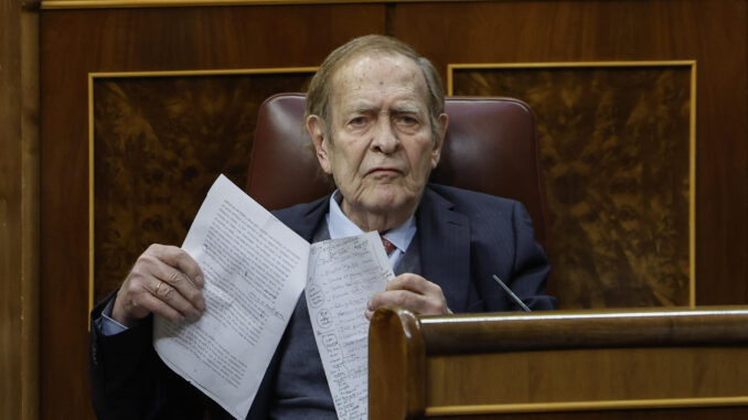 El profesor Ramón Tamames interviene durante la segunda y última jornada del debate de la moción de censura que impulsa Vox, con Ramón Tamames de candidato, contra el Gobierno del socialista Pedro Sánchez, este miércoles en el Congreso de los Diputados. EFE/Chema Moya
