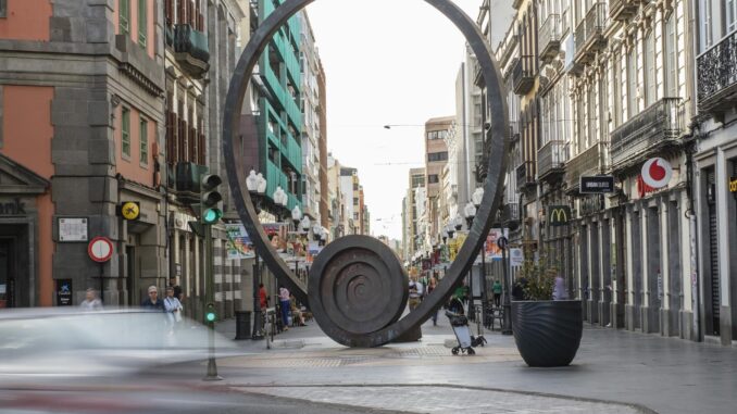 La Fundación de Arte y Pensamiento Martín Chirino expondrá las espirales más significativos del escultor, su "leit motiv", en una muestra que organizará en junio en su sede, el Castillo de la Luz de Las Palmas de Gran Canaria. En la imagen, la escultura "Espiral del viento", ubicada en la calle mayor de Triana, en el centro de la capital grancanaria. EFE/Angel Medina G.
