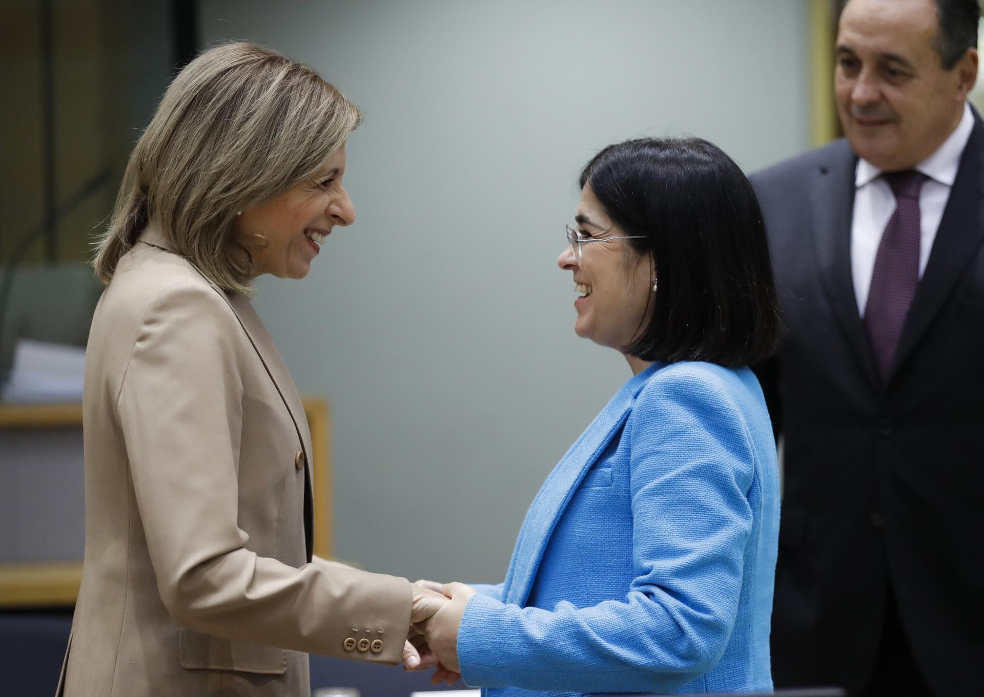 Stella Kyriakides y Carolina Darias durante la reunión en Bruselas. EFE/EPA/OLIVIER HOSLET
