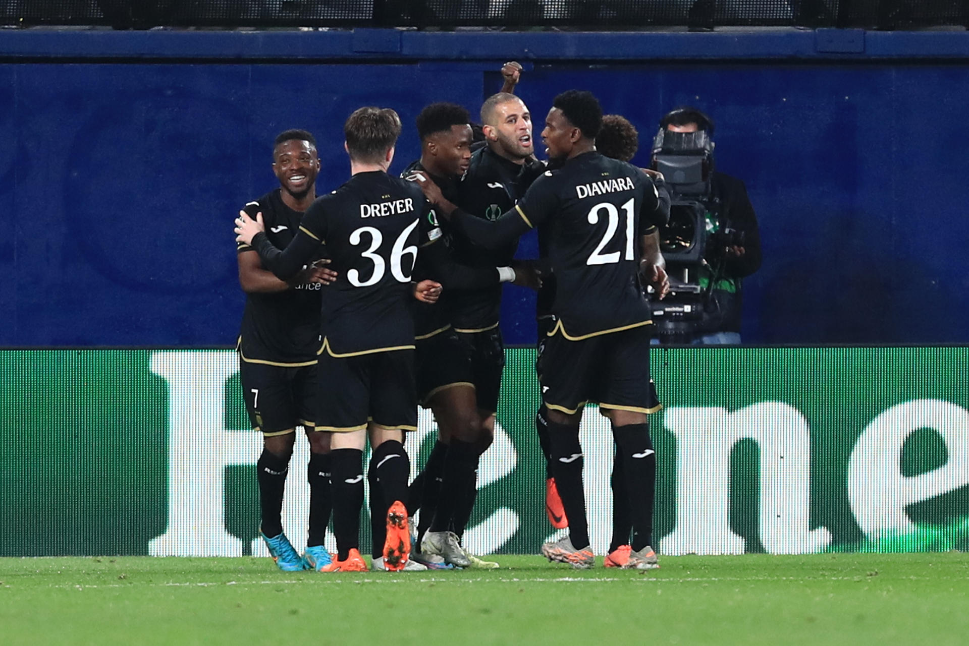 El delantero del Anderlecht Islam Slimani (3d) celebra su gol, primero del equipo ante el Villarreal, durante el encuentro correspondiente a la vuelta de los octavos de final de la Liga de Conferencia disputado hoy jueves en el estadio de La Cerámica, en Villarreal. EFE/Domenech Castelló.
