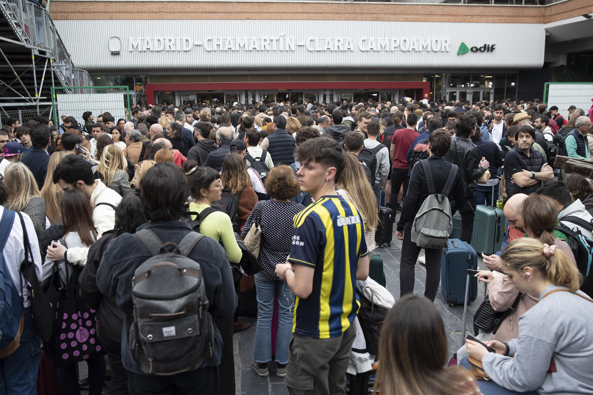 El caos se ha desatado en la madrileña estación de Chamartín hoy viernes en pleno arranque de Semana Santa por una avería que suspende la circulación del AVE, aunque a estas horas ya se ha restablecido la circulación de trenes de alta velocidad en la estación. EFE/ J.P. Gandul
