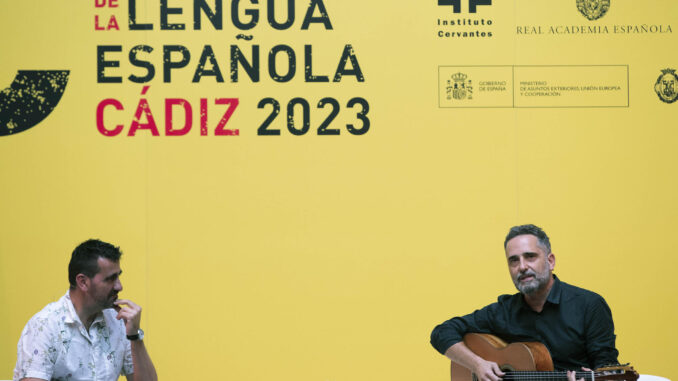 El músico Jorge Drexler (d) y el director teatral Ignacio García en el escenario en el IX Congreso Internacional de la Lengua de Cádiz, en el Aulario La Bomba. EFE/Jorge Zapata
