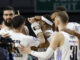 Los jugadores del Real Madrid celebran su victoria a la finalización del encuentro de la jornada 29 de la EuroLiga que Real Madrid y Armani Milán han disputado hoy jueves en el WiZink Center, en Madrid. EFE/JUANJO MARTÍN