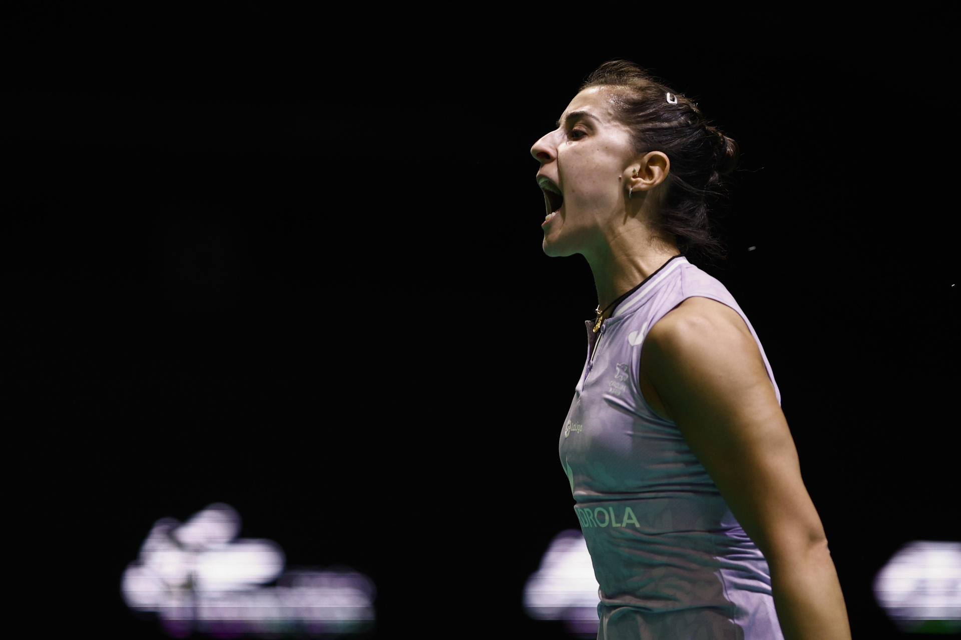 La española Carolina Martín devuelve una bola a la danesa Line Højmark Kjaersfeldt, durante la primera ronda del Madrid Spain Masters de bádminton en el Centro Deportivo Municipal de Gallur de Madrid. EFE/ Rodrigo Jiménez
