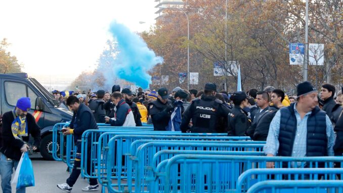 Agentes de la Policía Nacional realizan registros en los accesos al estadio Santiago Bernabéu en una foto de archivo. EFE/J.P.Gandul
