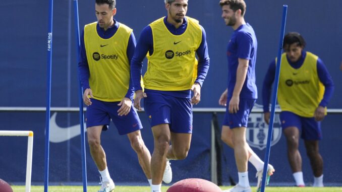 Los jugadores del FC BarcelonaRonald Araujo, Sergio Busquets y Sergio Roberto durante el entrenamiento que realiza la plantilla barcelonista en la Ciudad Deportiva Joan Gamper para preparar el partido de liga que disputarán en el estadio  Martínez Valero ante el Elche CF.EFE/ Alejandro García
